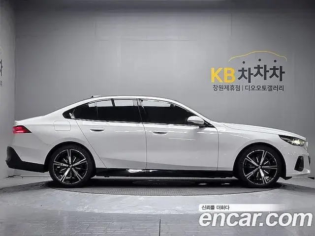 BMW 5 Series 2025 — Фото 10/20
