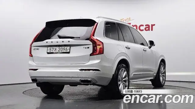 Volvo XC90 2018 — ფოტო 2/31