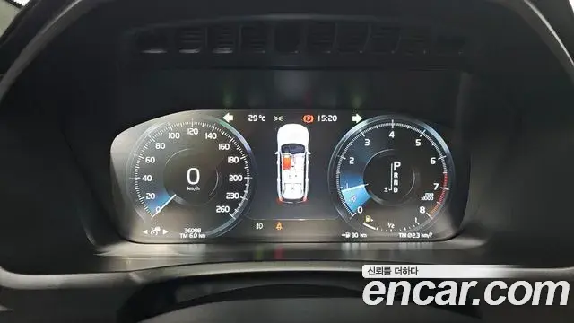 Volvo XC90 2018 — ფოტო 26/31