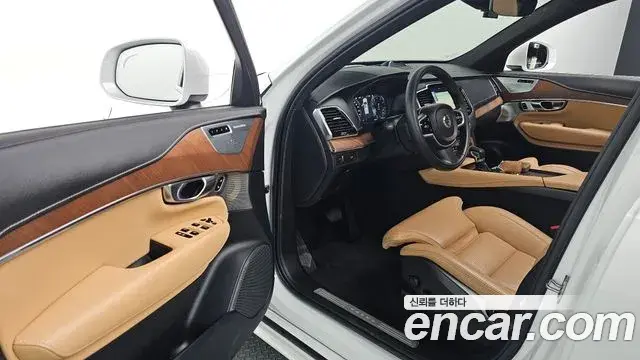 Volvo XC90 2018 — ფოტო 31/31