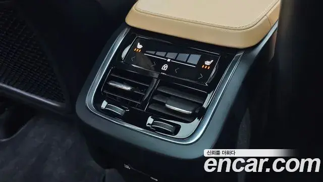 Volvo XC90 2018 — ფოტო 18/31
