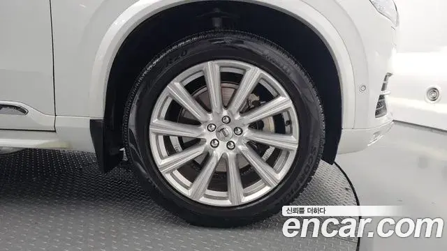 Volvo XC90 2018 — ფოტო 16/31