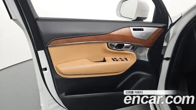 Volvo XC90 2018 — ფოტო 8/31