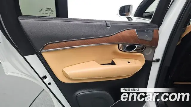 Volvo XC90 2018 — ფოტო 17/31
