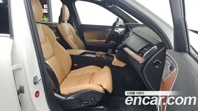 Volvo XC90 2018 — ფოტო 11/31
