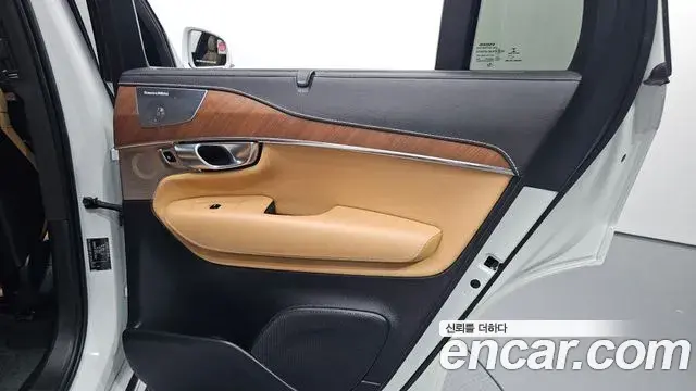 Volvo XC90 2018 — ფოტო 1/31