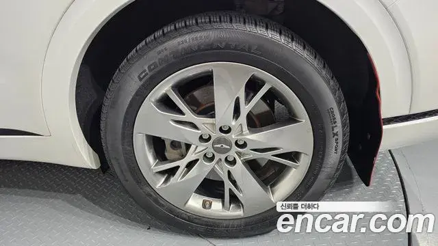 Genesis GV70 2022 — Photo 28/33