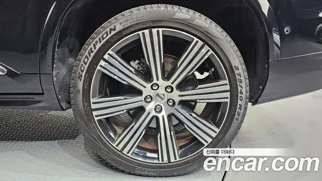 Volvo XC90 2021 — ფოტო 21/32
