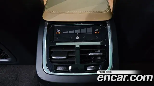 Volvo XC90 2021 — ფოტო 16/32
