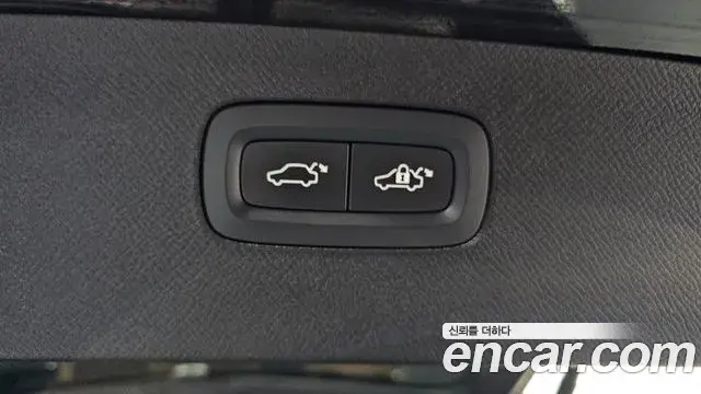 Volvo XC90 2021 — ფოტო 20/32