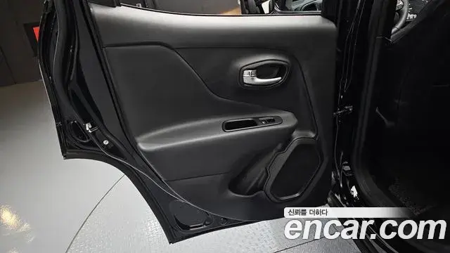Jeep Renegade 2022 — Şəkil 24/31