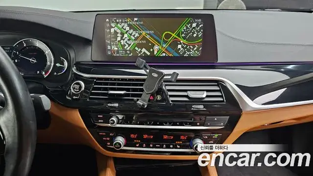 BMW 5 Series 2018 — ფოტო 6/20