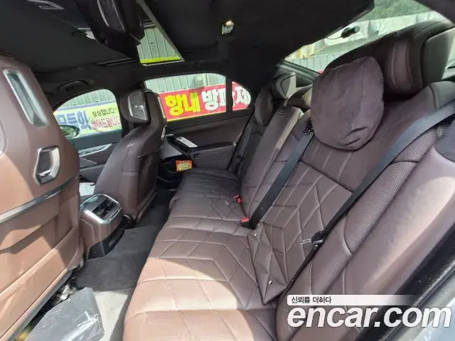 BMW 7 Series 2023 — ფოტო 14/19