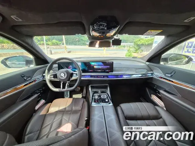 BMW 7 Series 2023 — ფოტო 7/19