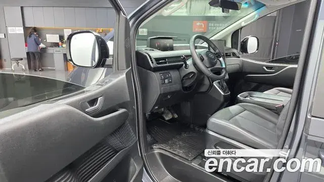 Hyundai Staria 2023 — Photo 8/32
