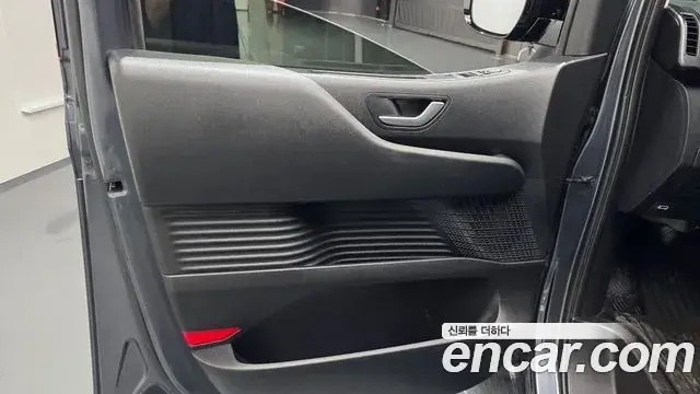 Hyundai Staria 2023 — Photo 28/32