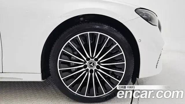 Mercedes-Benz E-Class 2025 — Фото 4/18