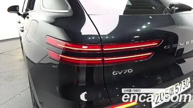 Genesis GV70 2021 — ფოტო 30/34