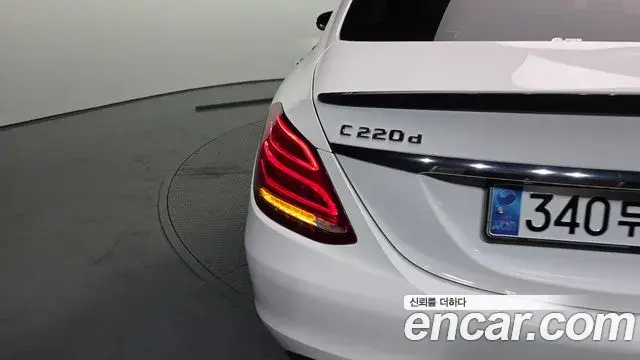 Mercedes-Benz C-Class 2018 — ფოტო 21/30