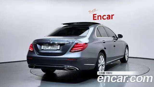 Mercedes-Benz E-Class 2019 — Photo 23/37