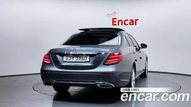 Mercedes-Benz E-Class 2019 — Photo 15/37