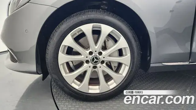 Mercedes-Benz E-Class 2019 — Photo 8/37