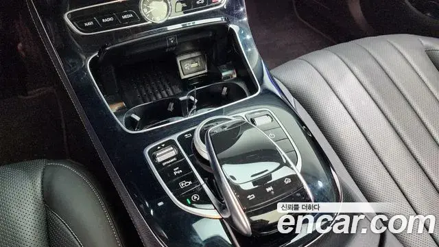 Mercedes-Benz E-Class 2019 — Photo 35/37
