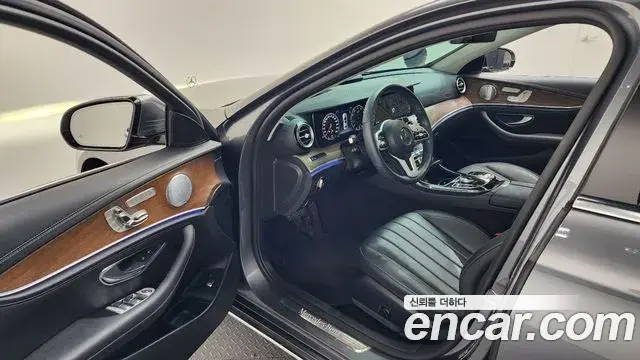 Mercedes-Benz E-Class 2019 — Photo 11/37