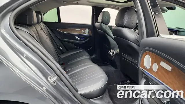 Mercedes-Benz E-Class 2019 — Photo 3/37