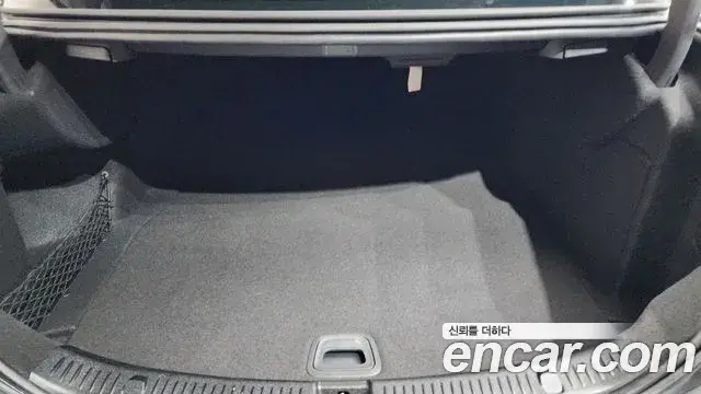 Mercedes-Benz E-Class 2019 — Photo 12/37