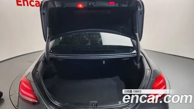Mercedes-Benz E-Class 2019 — Photo 2/37