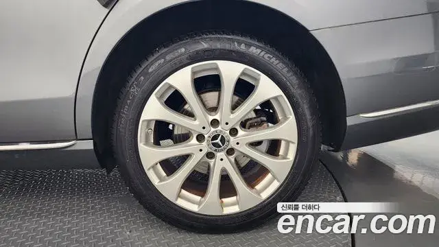 Mercedes-Benz E-Class 2019 — Photo 27/37