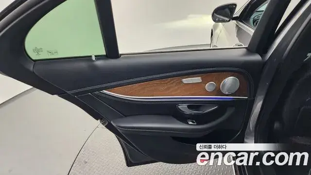Mercedes-Benz E-Class 2019 — Photo 28/37