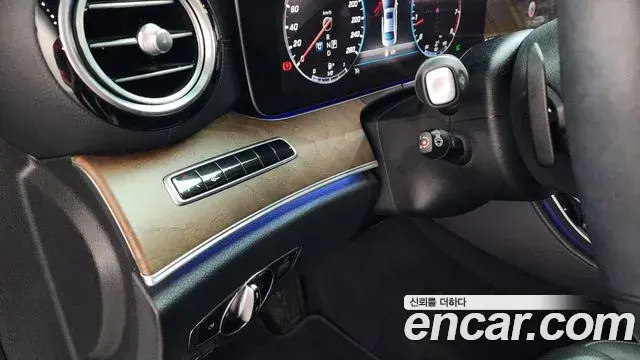 Mercedes-Benz E-Class 2019 — Photo 31/37