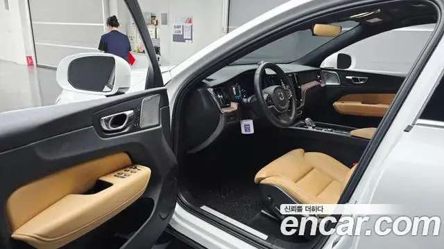 Volvo XC60 2024 — Şəkil 28/32