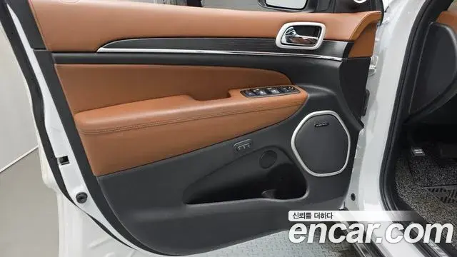 Jeep Grand Cherokee 2021 — Şəkil 24/30