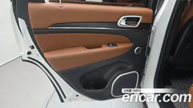 Jeep Grand Cherokee 2021 — Şəkil 23/30