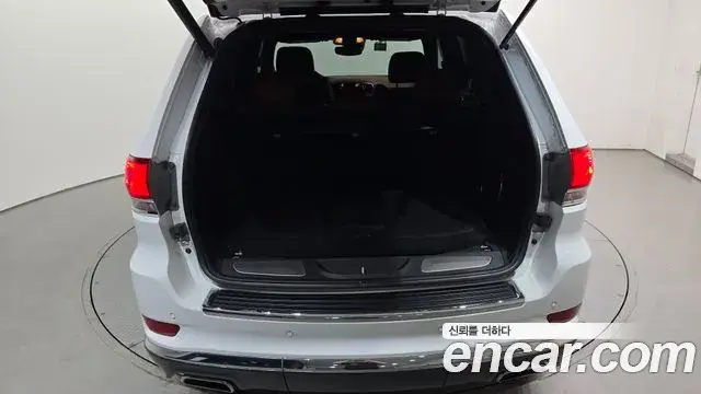 Jeep Grand Cherokee 2021 — Şəkil 25/30