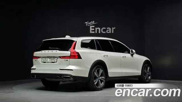 Volvo V60 Cross Country 2019 — ფოტო 4/20
