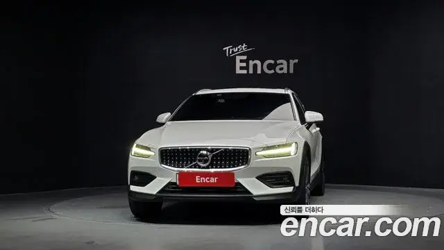 Volvo V60 Cross Country 2019 — ფოტო 16/20