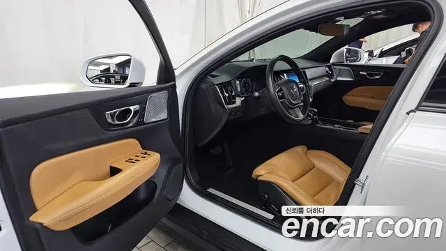 Volvo V60 Cross Country 2019 — ფოტო 17/20