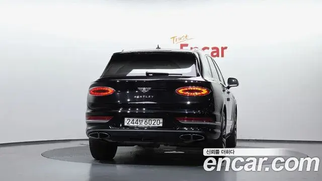 Bentley Bentayga 2023 — Photo 10/35