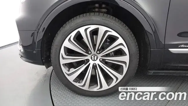 Bentley Bentayga 2023 — Photo 34/35