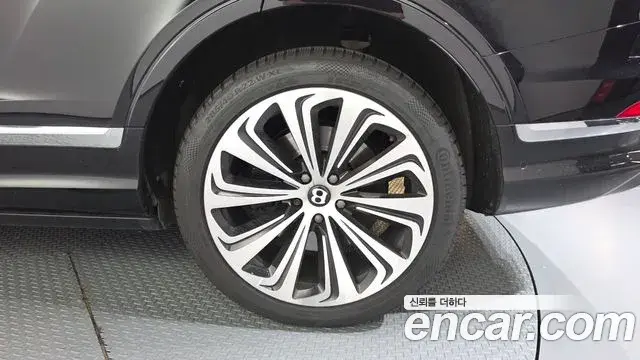Bentley Bentayga 2023 — Photo 28/35
