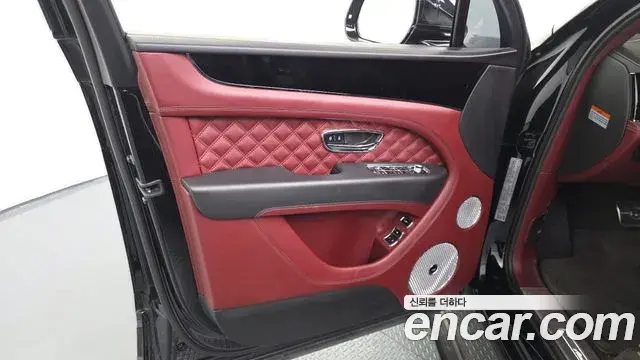 Bentley Bentayga 2023 — Photo 13/35