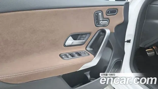 Mercedes-Benz A-Class 2025 — Photo 13/17
