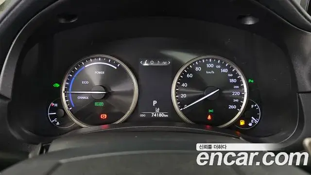 Lexus NX300h 2020 — Şəkil 32/40
