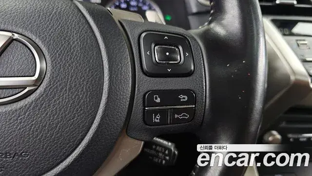 Lexus NX300h 2020 — Şəkil 35/40