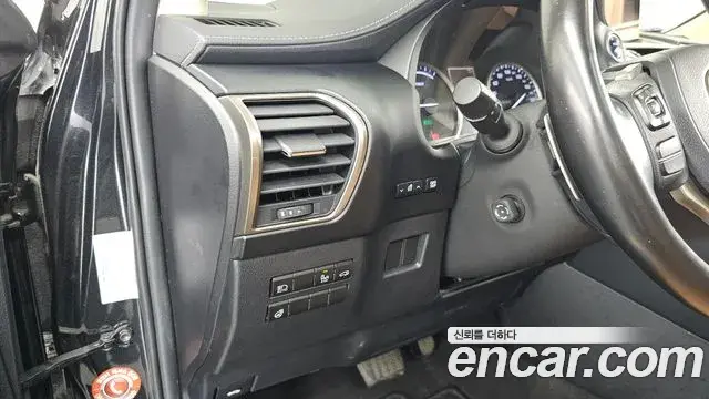 Lexus NX300h 2020 — Şəkil 28/40