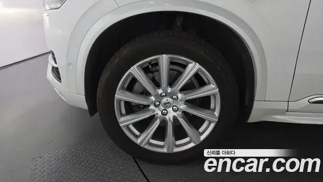 Volvo XC90 2019 — ფოტო 16/20